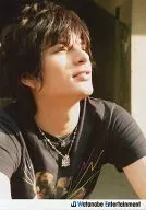 D-BOYS/城田優/バストアップ・衣装黒・ネックレス・目線右・ロゴ入り｢Watanabe Entertainment｣/公式生写真