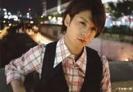 平田裕一郎/横型·丰胸·服装黑白格子·背景野外/活动限定商品销售生写真