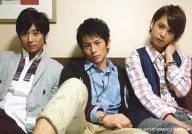 孔泰由平田裕一郎牧田哲也/横式膝上坐左手腕背景白/"男子3人径直首尔"特典生写真