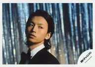 Kanjani Eight / Tadayoshi Okura / Horizontal ・ Bust up ・ Costume Black ・ White ・ Eye Right ・ Background Blue / Official Official photo