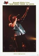 Kazuki Kato / Live Photo / Above the Knee / costume green white / Right Hand Microphone / Left Hand Raised / Background Black / 「 2008.03.23 Sendai Zepp Sendai 」 / KazuKi Kato Live GIG 2008 TOUR-in LOVE -