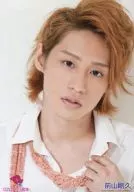 D2/前山剛久/顔アップ・シャツ白・左手襟/D2LIVE-1周年-/公式生写真