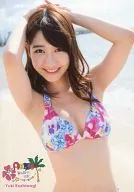 Yuki Kashiwagi / upper body ・ swimsuit flower pattern ・ both hands ・ background sea / DVD "AKB48 Overseas Travel Diary - Hawaii is Hawaii -" special gift