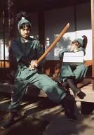 椎名鲷造(善法寺伊作)・桑野晃辅(七松小平太)/全身・衣绿・檐廊・木刀・桑野口关闭・椎名目关闭・角色生写真/音乐剧「忍者乱太郎」第二弹「预算会议正在举办！」