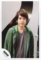 Arashi / Kazuya Ninomiya / Upper body / Costume green-gray / Background Shirogane / Official Official photo