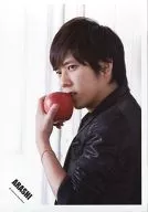 Arashi / Kazuya Ninomiya / Upper body / Costume black / Left hand apple / Eye view left / Background white / Official Official photo