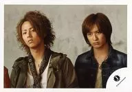 Kis-My-Ft2 / Taisuke Fujigaya ・ toshiya Miyata / Horizontal ・ Bust Up ・ Costume Green ・ Navy Background Gray / Official Official photo