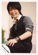 Hey! Say! JUMP / Yuri Chinen / Knee-Up / Sitting / Navy Shirt / Polka-Dot Pattern / Vest Black / Left Facing / Left Thick Thigh / Smile / Official Official photo