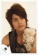 B. A. D. / Junta Nakama / Busto arriba / Disfraz gris / Decoración floral / Línea de vista superior derecha / Fondo blanco / Official photo oficial