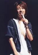 Arashi / Masaki Aiba / Live Photo / Upper Body / Costume Black / White / Left Hand Microphone / Background Black / No Frame / Official Official photo