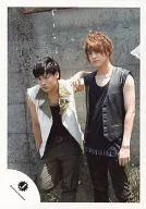 B.A.D./桐山照史・中間淳太/膝上・桐山右手ポケット前屈み・中間衣装黒・背景コンクリート/公式生写真