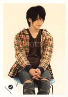 Hey! Say! JUMP / Yuri Chinen / Above-the-knee / Sitting / Plaid Costume Yellow / Red / Green / Both Hands Set / Inner Black / Eye Right / Official Official photo