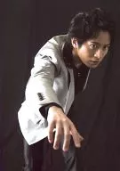 村井良大/膝上・衣装グレー・シャツ黒・右手前・背景黒/リアルタイムドラマ『ジオラマ』 物販ブロマイド