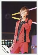 Hey!Say!JUMP/薮宏太/现场照片·膝上·衣装红黑·左手麦克风·视线左/公式生写真