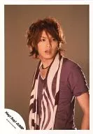Hey! Say! JUMP / Yuya Takagi / Upper body / Purple costume / Right eye view / Scarf / Gray background / Official Official photo