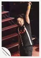 タッキー＆翼/今井翼/膝上・衣装黒・左手マイク・ライブフォト/公式生写真