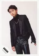 Arashi / Satoshi Ohno / Knee-high / Costume black / Necklace / Eye-low / Background white / Official Official photo