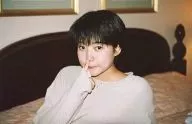 CoCo/宫前真树/横型，丰胸，服装白色，右鼻，背景床，明信片尺寸/官方生写真