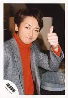 Arashi / Satoshi Ohno / Bust-up / Costume Grey / Orange / Left Thumb-Standing / Official Official photo