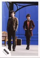 Arashi / Kazuya Ninomiya / Sho Sakurai / Whole Body / Ninomiya Costume Brown / Sakurai Costume Red Brown / Both Hands Pocket / Background blue / Official Official photo