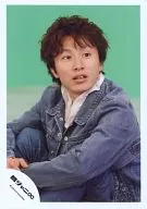 Kanjani Eight / Shodai Yasuda / Upper Body / Costume Denim / Right Eye / Sitting / Knee Holding / Green Background / Official Official photo