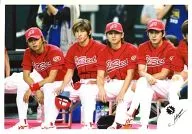 Johnny/Collet (4 pessoas) / Horizontal, Corpo inteiro, Baseball Uniforme, Vermelho, okada Footwork, Imai, Miyake, Domoto, okada, Baseball Stadium / Oficial Official photo