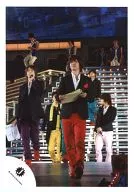 NEWS/山下智久・小山慶一郎/現場照片・全身・服裝黑・襯衫白・褲子紅・山下雙手籤名色紙・後方成員/正式生寫真