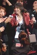KinKi Kids/堂本光一/現場照片・膝上・外套紅・打底衫白・雙手前・視線左・周圍人/2L尺寸/舞台