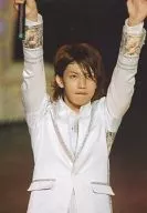 Kanjani Eight / Tadayoshi Okura / Live Photo / Upper Body / Costume White. Silver / Both Hands Lifted / Right Hand Microphone / No Frame / Official Official photo