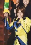 Kanjani Eight / Tadayoshi Okura / Live Photo / Upper Body / Costume Yellow. Blue / Left Hand Microphone / Right Hand Stick / No Frame / Official Official photo