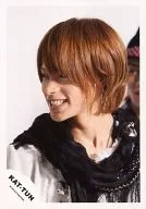 KAT TUN / Tatsuya Ueda / Bust up / Costume white gray / Stole black / Face left facing / Behind is Tanaka / Background white / Official Official photo