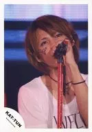 KAT-TUN/上田龍也/現場照片·豐胸·T恤白·左手麥剋風·支架麥剋風·脖子傾斜/官方生寫真