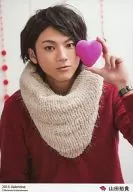 D2/山田裕贵/上半身衣服红色米色围巾左手粉色爱心/2013.Valentine/官方生写真