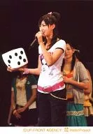 Berryz Kobo / Yurina Kumai / Live Photo, Above the Knees, Costume White, Right Hand Dice, Left Hand Microphone, Left Side, Back Person, Background Black / Official Official photo