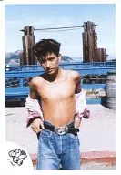 光GENJI/佐藤敦啓/膝上・衣装赤白・ジーンズ・上半身裸・両手腰/公式生写真