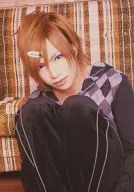 Golden Bomber / Sho Kiryuin / Upper body, costume purple, check pattern, background orange pink / HAPPY BIRTHDAY! 2013.06.20 29th Anniversary / Memorial Photo Album