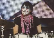 Golden Bomber / Kenji Tarumi / horizontal / live photo / upper body / costume black pink / drum / background screen / 2012.11.28 32 th Aniversary / memorial photo album