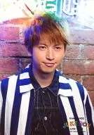 Kanjani Eight / Tadayoshi Okura / Bust up / Costume stripe white navy / Eye-line right / Background brick wall / LIVE TOUR JUKE BOX