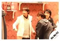 Kis-My-Ft2/北山・千賀・横尾/横型・膝上・北山ジャケット白・インナーベージュ・千賀横尾ジャケット黒・インナーグレー・目線左/公式生写真