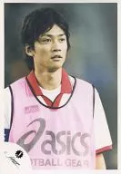 ジャニーズ/国分太一/上半身・衣装白ピンク赤・「asics」・目線右/公式生写真