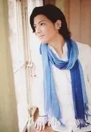 Seijiro Nakamura / Kneecap / White shirt / Blue scarf / Left eye / Background window / Official Official photo