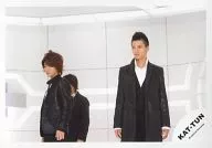 KAT-TUN/田口淳之介・亀梨和也/横型・上半身・衣装黒・目線左・後ろに人・背景白/公式生写真