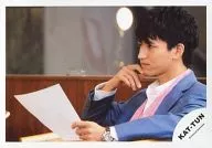 KAT TUN / Junnosuke Taguchi / horizontal, bust up, sitting, jacket blue, stole pink, left hand letter, right hand chin, left side facing / official Official photo