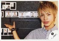 KAT-TUN/上田龍也/橫版，托胸，襯衫格白藍，右掌，後圖/官方生寫真