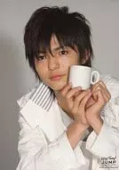 Hey! Say! JUMP / Hirota Yabu / Bust up / Costume white / Both hand mugs / Background grey / Hey! Say! JUMP Spring Tour 2008