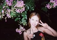 MAX/Nana/横型・バストアップ・衣装黒・左手ピース/生写真