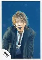 NEWS / Keiichiro Koyama / Live Photo / Upper Body / Costume Black / Shirt White / Earphone-Microphone / Background Blue / Official Official photo