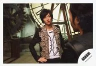 Arashi / Masaki Aiba / Yokogata / Above-knee / Costume black / white / Right hand waist / Background watch / Official Official photo