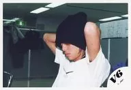 V6/森田剛/横型・バストアップ・Tシャツ白・両手頭・ニット帽黒・左向き/公式生写真