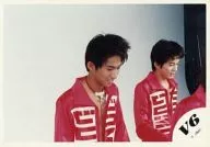 V6/三宅健・岡田准一/横型・上半身・衣装赤白・目線右下・背景白/公式生写真